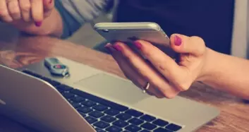 Profissional usando smartphone para atendimento ágil e consultivo ao cliente