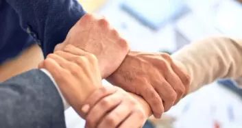 Aperto de mãos representando parceria e valorização de pessoas na contabilidade