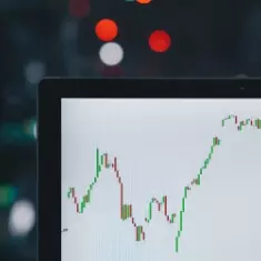 Tela com gráficos financeiros representando consultoria empresarial estratégica